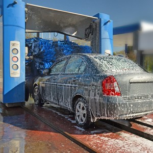 Upevnění krycího panelu v myčce aut