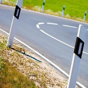 Snadné uchycení a výměna odrazek ve směrových sloupcích