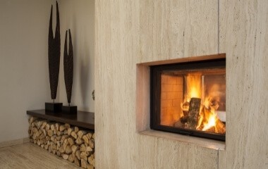 Kamna a krby- Bezpečné a spolehlivý uzávěr, který uzávírá dvířka krbu