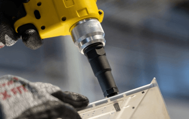 Novinka: bezchybná montáž nýtovacích matic z nerezové oceli pomocí aku nářadí 