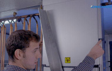 Obrázek: Aretační čepy v líhni drůbeže